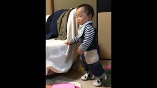 1歳0ヶ月  室内で靴の練習1