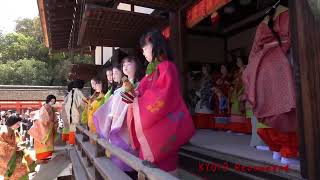 【京都歳時記】 下鴨神社　葵祭　[斎王代の御禊の儀」　公式気温２９度。実際は、神社の地面からの反射でそれ以上。十二単の装束が３０キロ、他の女性たちも大変だろうと。2024年5月4日