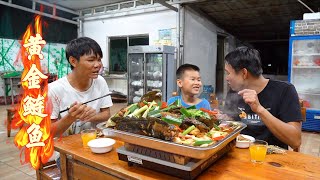 電瓶哥頭回吃“黃金鰱魚”，酸辣開胃能幹幾碗飯，好吃到說不出話