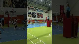 PASÖRÜN TOPU ÇIKARMAK İÇİN KENDİNİ YERE ATIŞI #shortvideo #volleyball #trending #volley #shorts