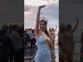 Queen Tiên catwalk với Vương miện mới, cùng dàn thí sinh quẩy dưới biển Bali