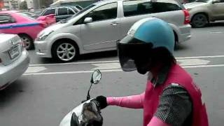 タイ・バンコク市内・女性のバイクタクシーに乗る