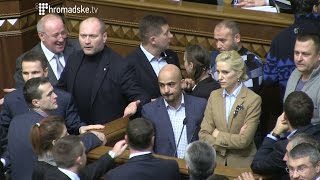 Через неперсональне голосування у Верховній Раді журналісти заблокували трибуну Верховної Ради.