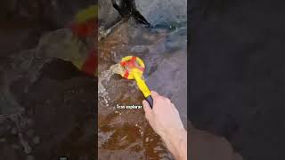 ¡Increíble Hallazgo Bajo el Agua! Este Hombre Encuentra un Collar con Detector de Metales