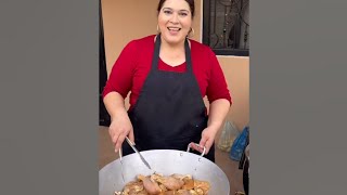 Preparando la cena de Noche Buena en familia y pasando una feliz Navidad