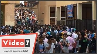 بالفيديو..زحام شديد فى ساحة كلية حقوق عين شمس