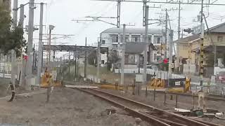 【駅そば踏切】常磐線赤塚駅より岩沼方の踏切を望む（上り特急列車通過）