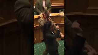 Yeni Zelanda’da genç Maori milletvekili Hana-Rawhiti Maipi-Clarke’ın protestosu.