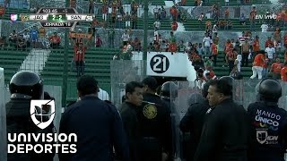 Una turba encolerizada de hinchas chiapanecos invade el Víctor Reyna