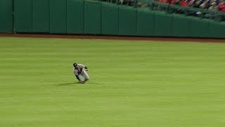 ATL@PHI: Markakis makes a sliding grab in right