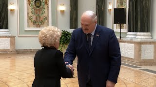 Лукашенко: Очень рад, что сегодня в этом зале есть замечательная женщина! Валентина Баранова!