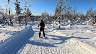 Saariselkä. Kaunispäätunturin rinteellä murtomaahiihtoa