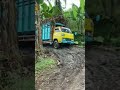 TRUK UMPLUNG TUA MUAT TEBU HAMPIR TERGULING