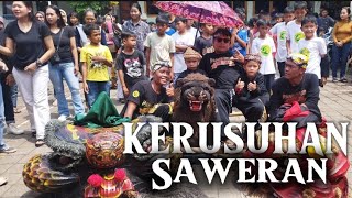 REBUTAN SAWERAN DI ACARA KHITANAN