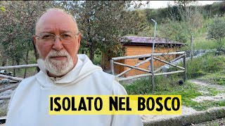 Il prete eremita che vive da solo in mezzo al bosco