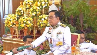 องคมนตรี เป็นผู้แทนพระองค์มอบเข็มกิตติคุณสถาบันพระปกเกล้า ประกาศนียบัตรชั้นสูงกิตติมศักดิ์