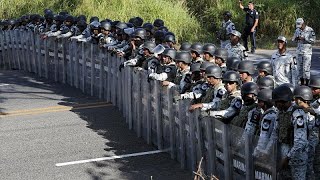 MÉXICO | Un MURO de agentes de la Guardia Nacional frena el avance de la CARAVANA MIGRANTE