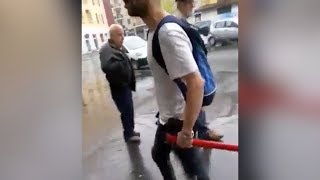 Milano, extracomunitario minaccia i passanti con una katana