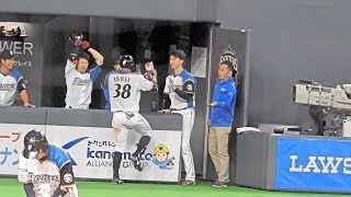 ＜2018.6.13阪神戦5回裏＞先頭打者・石井一成がライトスタンド中段に飛び込むホームランを放ち、ベンチに戻ると西川遥輝にヘルメットでゴツンと叩かれる