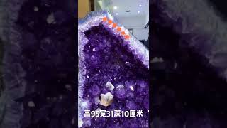 重72.1kg4A0868💚巴西紫水晶洞擺件，巴西紫晶鈦晶洞！高95寬31深10釐米！形狀優美，共生方解石，寓意「意外來財」！配純手工實木雕花底座