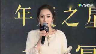 杨幂卷发红唇变时髦女郎，穿蛋糕裙大秀筷子腿