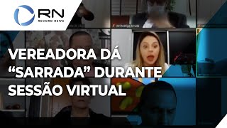 Vereadora esquece câmera ligada e dá \