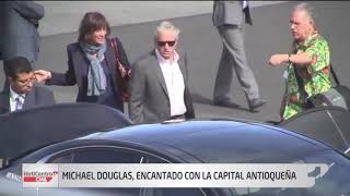 El actor y cineasta Michael Douglas está de visita en la comuna 13 de Medellín