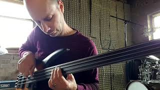 First play with the Ibanez SRF700 fretless. Me like! Me like, a lot!