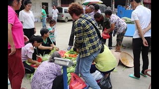 农村大姐摆地摊卖土货没人买，不料大喊一声瞬间被抢光，一会赚三百多