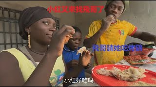 非洲小厨娘又來賣東西了。飛哥請她吃烤鷄，小厨娘笑起來很開心。