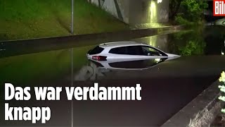 Auto von Wasser eingeschlossen – Fahrer kann sich gerade noch retten