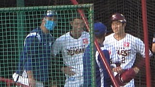 栗原コーチの元に続々と挨拶にくる楽天の選手たち(2021/06/09)