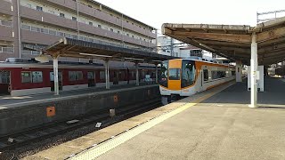 近鉄22000系AL18編成の特急京都行きと近鉄22000系AL02編成の特急奈良行き 新田辺駅