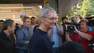 Apple Fans Snap Up iPhone 6 After Days-Long Camp Out; CEO Tim Cook Turns Up At Palo Alto Store