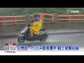 雨炸台中 環中路水淹大腿處 垃圾車陷