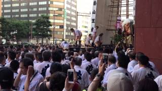 博多祇園山笠2015「舁き山飾りの取り外し後、素山を前後に揺らしながらの祝いめでた」東流