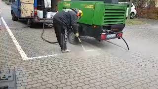 Entfernen einer Fahrbahnmarkierung durch Dustless Blasting