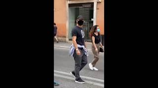 Totti e Ilary con la mascherina a spasso per il centro di Roma  (nessuno li riconosce)