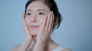 松岡茉優、透き通る“美肌”輝く！CMインタビュー\u0026メイキング映像を公開　角質美容液『タカミスキンピール』新CM