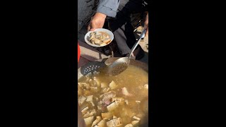 山东济宁邹城熏豆腐，1块钱3块，最后添几勺辣椒酱，又咸又入味