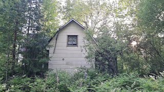 Hylätty pieni talo. abandoned little house