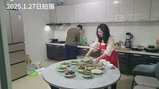 北京农村，女儿回来了，约上朋友。我们一起吃饭。女儿我们打牌。