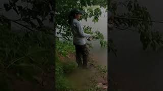 psycho ladyangler in kerala angling on heavy rain at the forest|Fishing psycho|Mahseerf|#ft #fishing