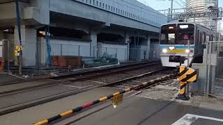 千葉ニュータウン鉄道9800形9808編成37N普通羽田空港行き押上1号踏切通過