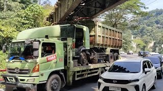 DRAMA TRUK MUATAN TRUK TERSANGKUT REL KERETA API DILEMBAH ANAI