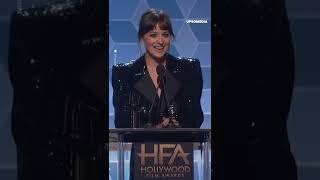 Dakota Johnson le entrega el premio de mejor actor a su “papi” Antonio Banderas | íconos #Shorts