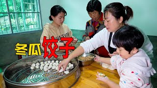 媳婦上街買肉，準備包餃子，喊侄女一起幫忙 | Pick a big winter melon and make dumplings