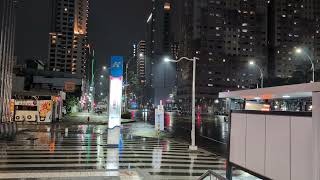 114.1.14 21：35 下大冷雨的捷運三多站3號出口及公路轉運站區