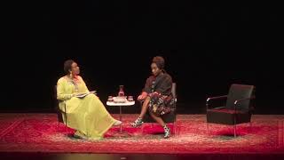 Chimamanda Ngozi Adichie i samtal med Amie Bramme Sey