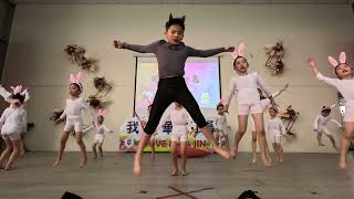 幼儿园及一二年级小朋友呈献的舞蹈表演《可爱的小白兔》